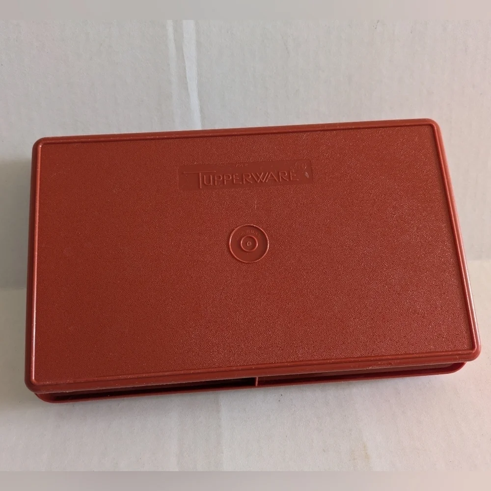 Tupperware Paprika Red Deli Meat Cheese Keeper White Sheer Lid. Like New